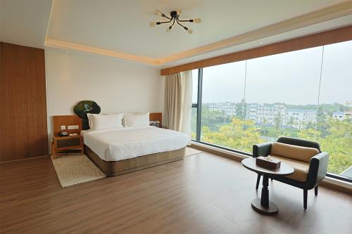 deluxe_king_room_with_lake_view_4
